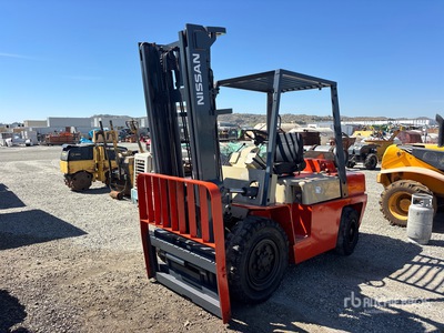 2000 Nissan BF03H35V Pneumatic Tire Forklift
