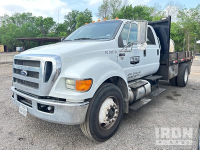 2015 Ford F-750 XLT 4x2 Crew Cab شاحنة مسطحة