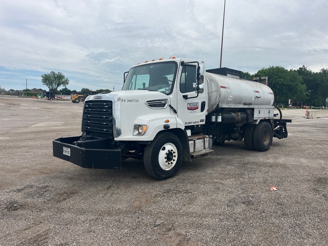 Etnyre Black-Topper Centennial 11 on 2015 Freightliner 108SD 4x2 Asphalt Distributor Truck