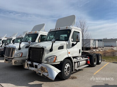 2015 Freightliner Cascadia 113 6x4 T/A Day Cab Truck Tractor
