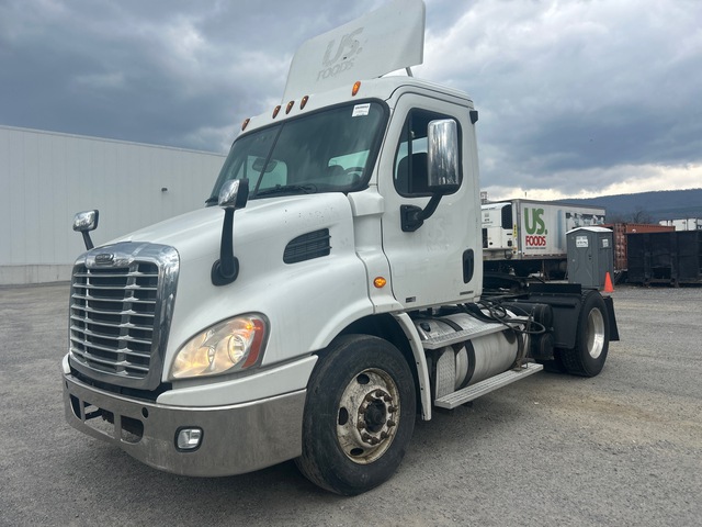 2012 Freightliner Cascadia 113 4x2 S/A Day Cab Truck Tractor