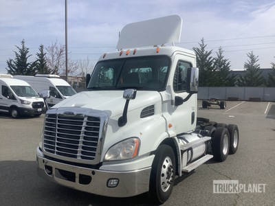2015 Freightliner CA113 6x4 تراكتور شاحنة نهارية (ثنائية المحور)
