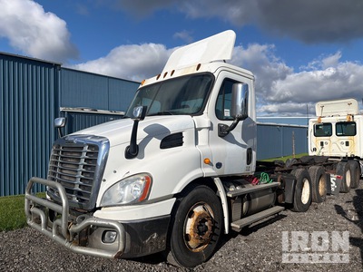 2015 Freightliner CA113 T/A Day Cab Truck Tractor