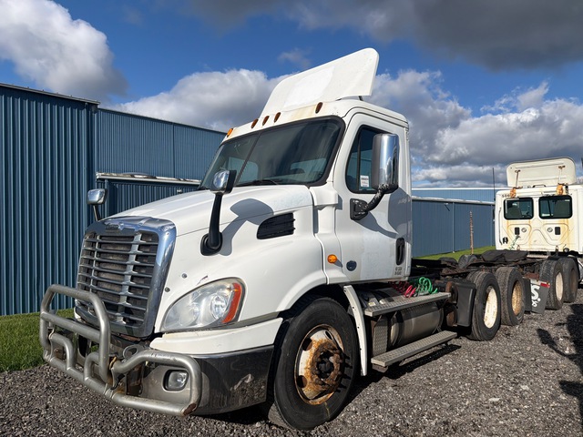 2015 Freightliner CA113 T/A Day Cab Truck Tractor 2015 Freightliner CA113 T/A Day Cab Truck Tractor