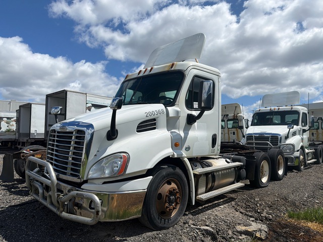 2015 Freightliner CA113 T/A Day Cab Truck Tractor 2015 Freightliner CA113 T/A Day Cab Truck Tractor