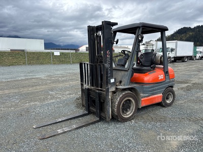 Toyota 52-6FGU30 6000 lb Pneumatic Tire Forklift