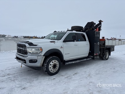 Hiab 077ES-4 CLX 2800 kg Articulated Boom on 2020 Ram 5500 SLT 4x4 Crew Cab Autocarro con braccio sollevamento