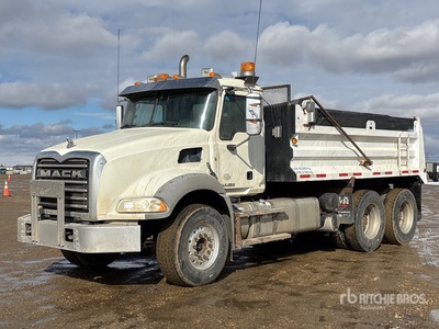 2013 Mack GU813 Granite 6x4 Camion à benne tandem