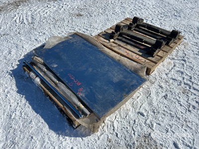 Quantity of (2) 5th wheel locks and Stainless Steel parts Divers - Pièces détachées pour camions