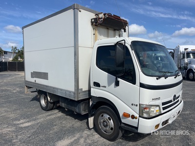 2007 Hino 300 4x2 شاحنة مبردة