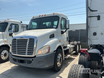 2013 Freightliner Cascadia 6x4 T/A Day Cab Truck Tractor