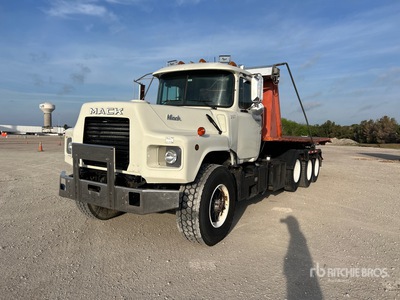 1992 Mack DM690S 8x4 Roll-Off Truck
