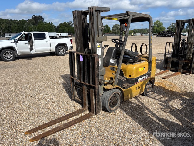 2000 Cat GC25 5000 lb Pneumatic Tire Forklift