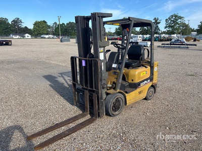 2000 Cat GC25 5000 lb Pneumatic Tire Montacargas (Inoperable)