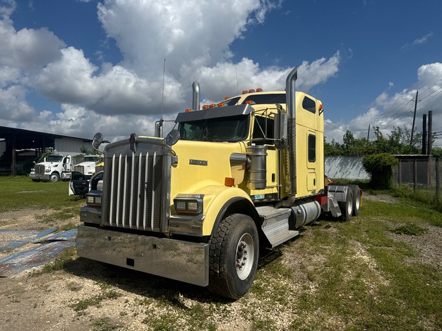 2014 Kenworth W900 6x4 Sleeper Winch Truck