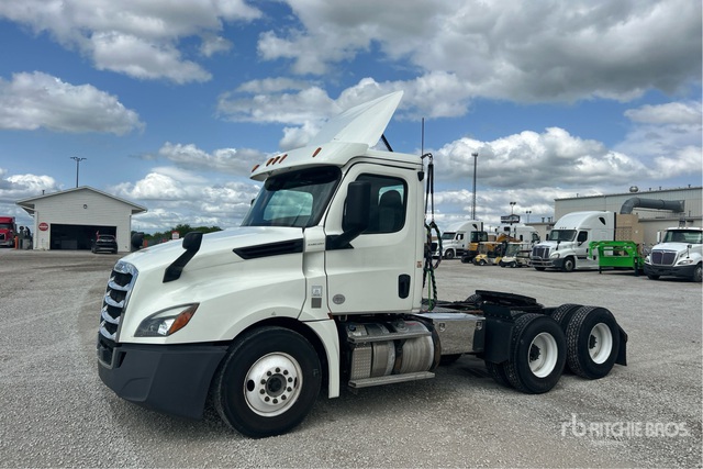 2018 Freightliner Cascadia 126 6x4 T/A Day Cab Truck Tractor