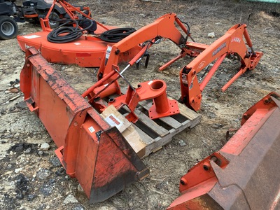 Kubota LA524 Front Loader Attachment (Inoperable)