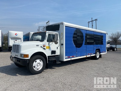 2001 International 4900 4x2 10 Bay Ciężarówka do przewozu napojów