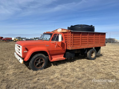1975 Dodge D600 4x2 Camion à grains (Inoperable)