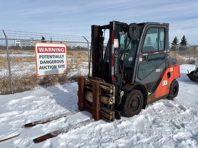 2017 Toyota 8FD35U 5150 lb Pneumatic Tire Forklift (Inoperable)