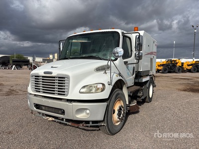 2006 Elgin Broom Bear on 2007 Freightliner M2 106 Camion balai