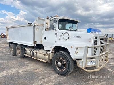 1989 Ford L9000 6x2 Tri/A Camión dumper