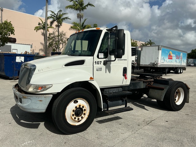 2006 International 4300 4x2 S/A Day Cab Truck Tractor