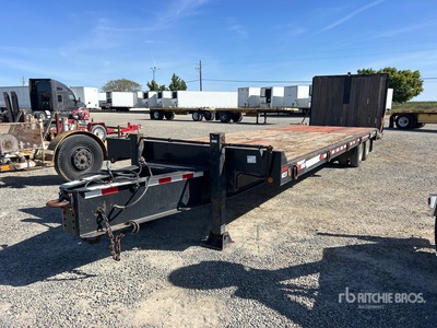 2010 Towmaster T-40 32 ft T/A Equipment Trailer