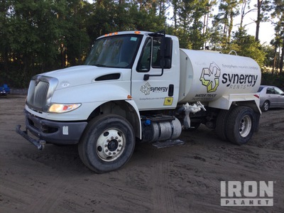 2017 International 4300 2000 gal 4x2 Camion à eau