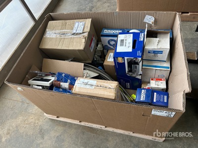 Quantity of Peterbilt 367/Paccar Truck Parts قطع غيار الشاحنات