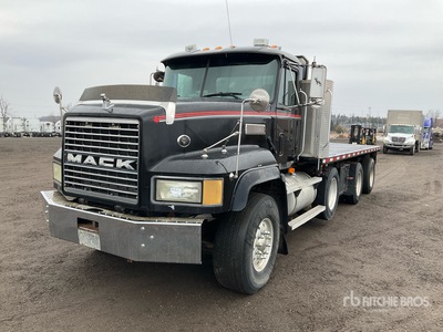 2002 Mack CL713 8x4 Platte vrachtwagen