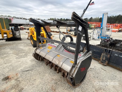 Takeuchi 72 in ألة فرم الأشجار