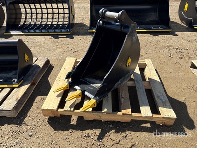 Dynamic Entities 18 in Q/C Digging Excavator Bucket - Fits Cat 303/303.5/304, Case, New Holland, Kobelco SK35, Deere/Hitachi 35D/G (Unused)