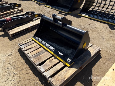 Dynamic Entities 42 in Q/C Cleanup Excavator Bucket - Fits Cat 303/303.5/304, Case, New Holland, Kobelco SK35, Deere/Hitachi 35D/G (Unused)