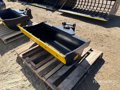 Dynamic Entities 42 in Q/C Hydraulic Tilting Excavator Bucket - Fits Cat 303/303.5/304, Case, New Holland, Kobelco SK35, Deere/Hitachi 35D/G (Unused)