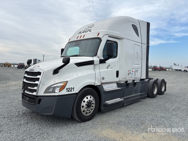 2020 Freightliner Cascadia 126 6x4 T/A Sleeper Truck Tractor