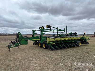 2012 John Deere DB44 24 Row زارع