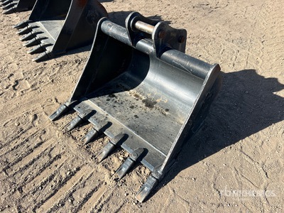 36 in Digging Excavator Bucket