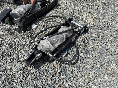 2026 GIYI GY-XJ3T 30 in Hydraulic Excavator Thumb (Unused)