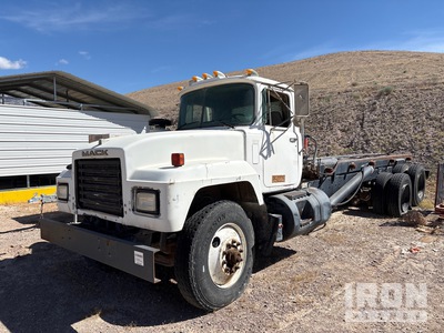 2001 Mack 6x4 Roll-Off Truck (Inoperable)