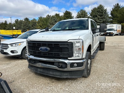 2023 Ford F-350 4x2 Crew Cab Camion remorque polyvalent