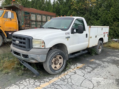 2005 Ford F350 XL 4x4 Utility Truck (Inoperable)