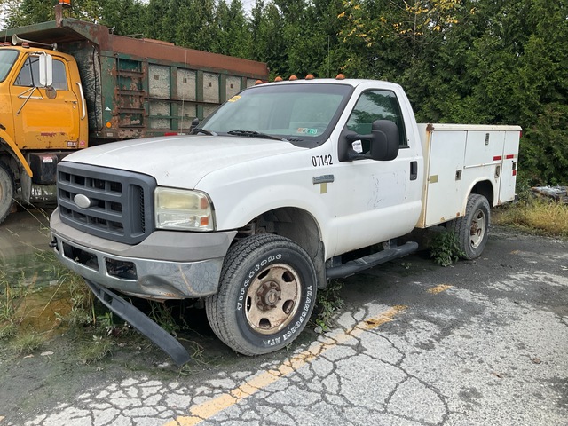2005 Ford F350 XL 4x4 Utility Truck (Inoperable) 2005 Ford F350 XL 4x4 Utility Truck (Inoperable)