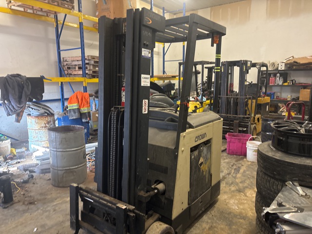 2003 Crown RC3000 3650 lb Electric Forklift