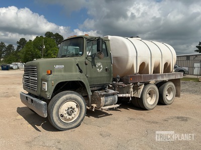1993 Ford L8000 2400 gal 6x4 Water Truck