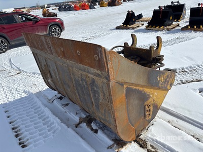 SEC 72 in Q/C Hydraulic Tilting Excavator Bucket - Fits John Deere 250/290