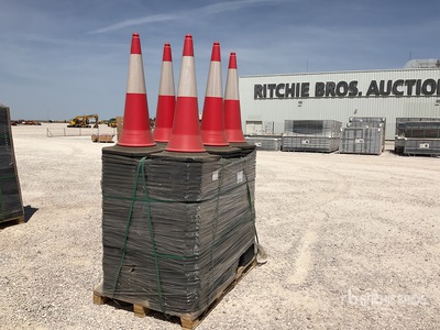 2026 TL C-100E Qty of (250) Traffic Cones Cônes d'autoroute (Unused)