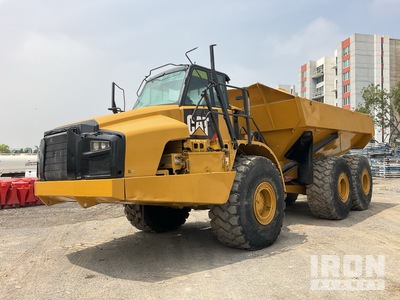 2011 Cat 740B Kiepwagen met knikbesturing