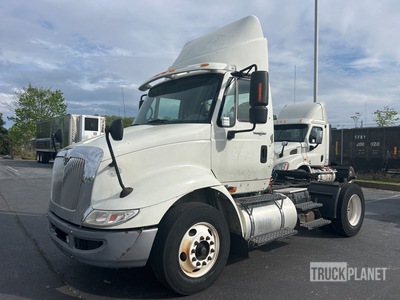 2012 Freightliner Cascadia 113 S/A Day Cab T/A Sleeper Truck Tractor