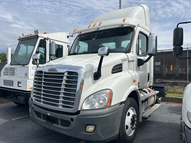 2012 Freightliner Cascadia 113 S/A Day Cab Truck Tractor
